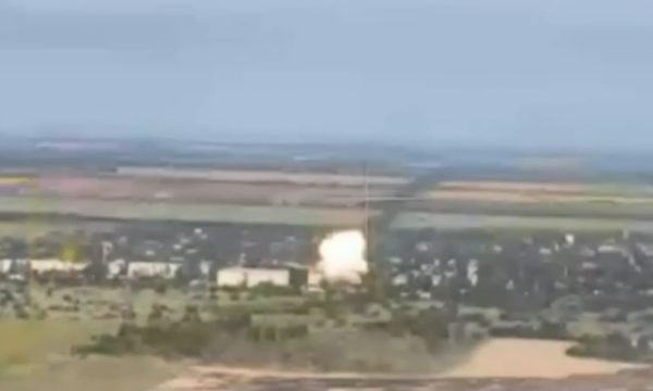 金多多配资 俄国防部公布视频：使用航空炸弹和导弹摧毁乌军一临时部署点及无人机指挥所