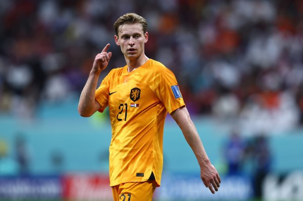 配股宝 范巴斯滕：德容在荷兰几乎从不向前推进或转移球，这令人失望